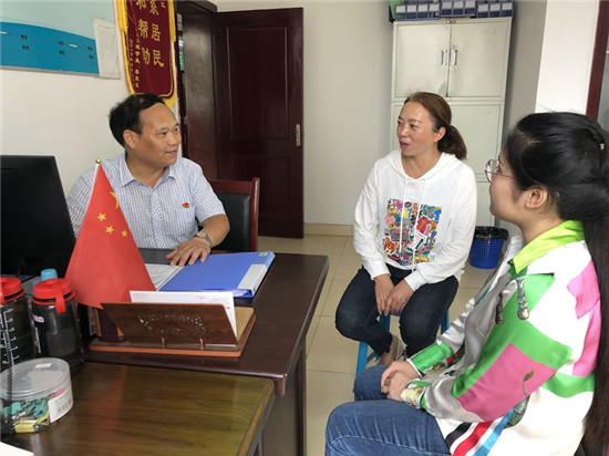 白果湾社区党建督导员李开富（左一）收集民情民意。.jpg