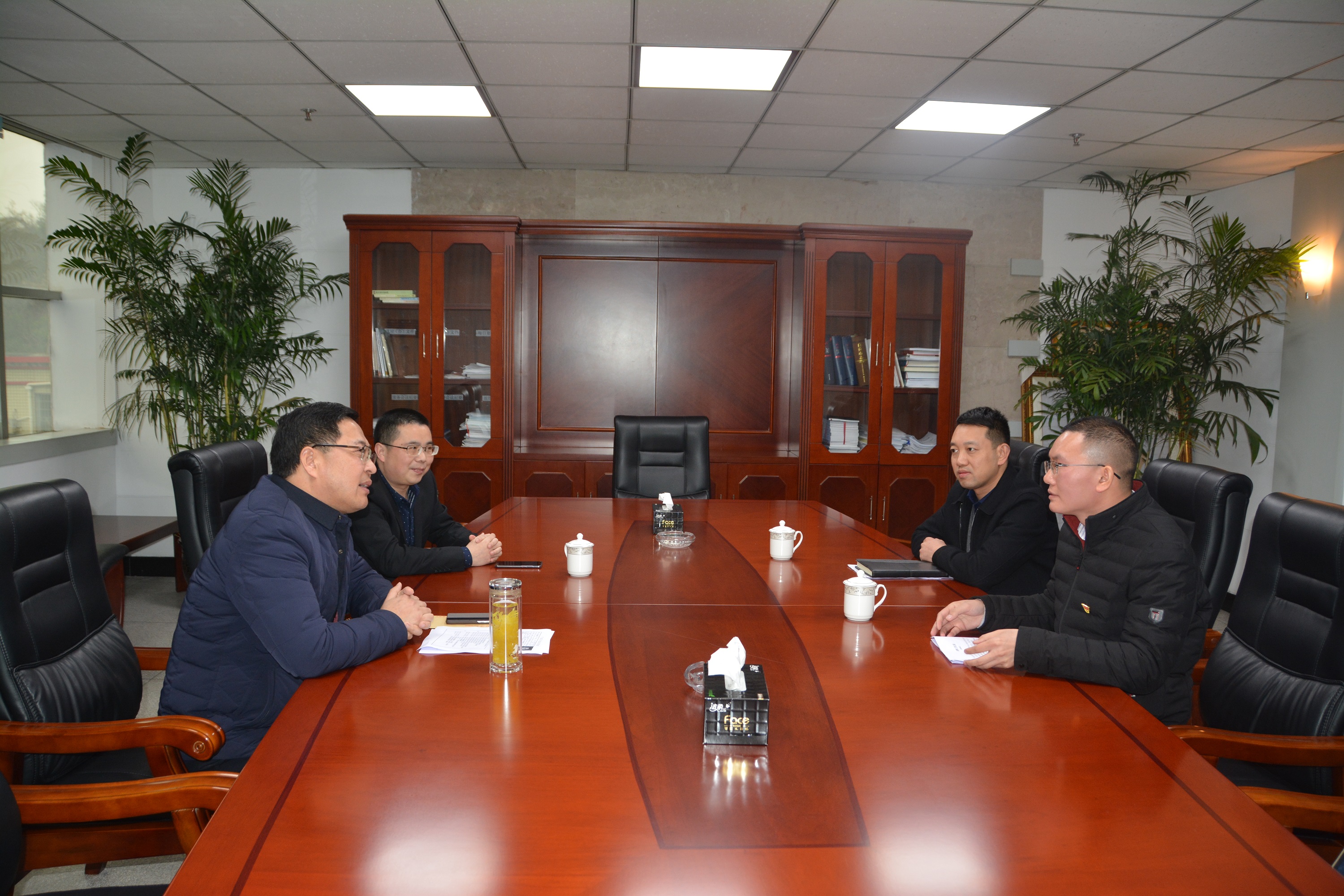 县委书记韩明祝和县委常委、组织部部长胡伟峰与援彝干部代表温冰森交心谈心.jpg